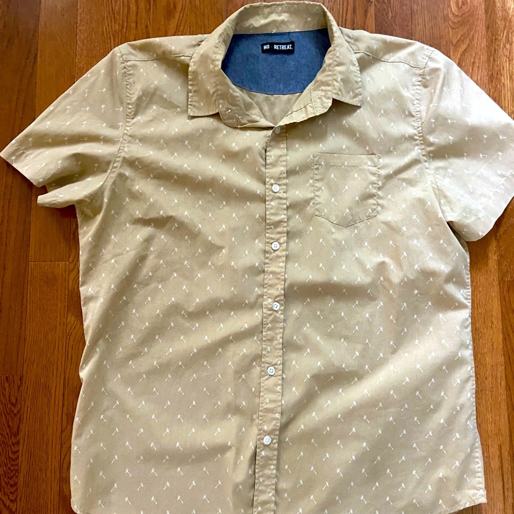 No Retreat. Button up. Large